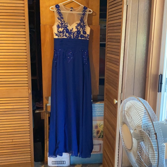 A beautiful formal where dress. Size medium satin. Looks good on anyone - Picture 2 of 3